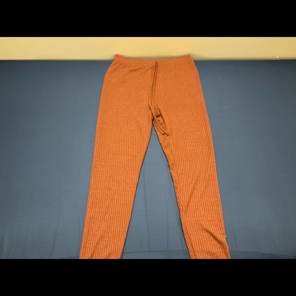 In a size large, but it is ribbed and stretchy so it can fit on anyone.